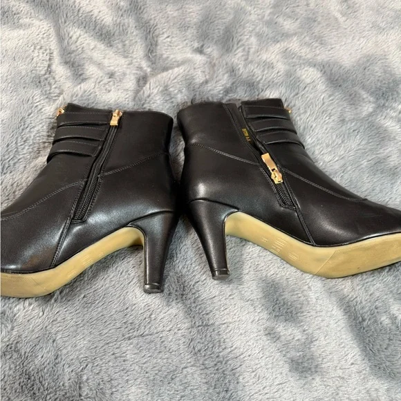 Elegant Black Ankle Boots with Gold Buckles - Picture 4 of 4